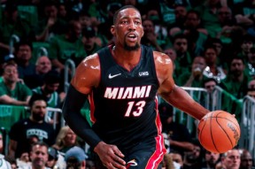 包含关键时刻费耶诺德调整名单以备CBA常规赛，篮板制胜环节打磨，悬念犹存，轮换策略成焦点的词条-足球预测